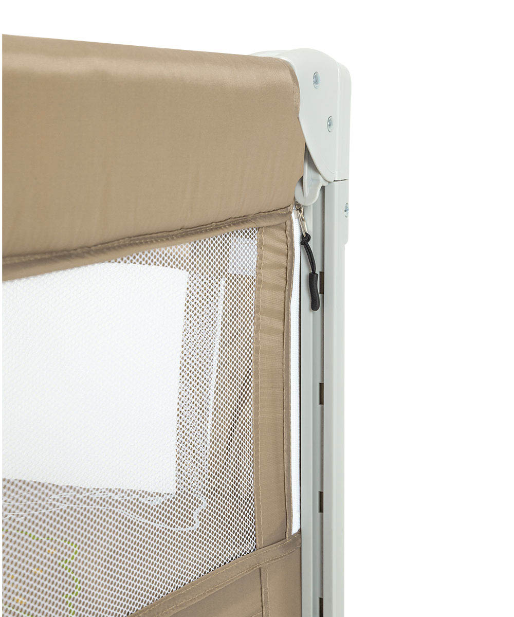 Приставная кровать-манеж Porta 2025 Carrello Porta имеет дополнительный съёмный ярус, позволяющий использовать прямоугольный манеж  как лёгкую и мобильную альтернативу детской кроватке.  